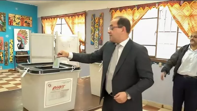 وزير المالية يدلي بصوته في انتخابات مجلس النواب بلجنة مساكن شيراتون