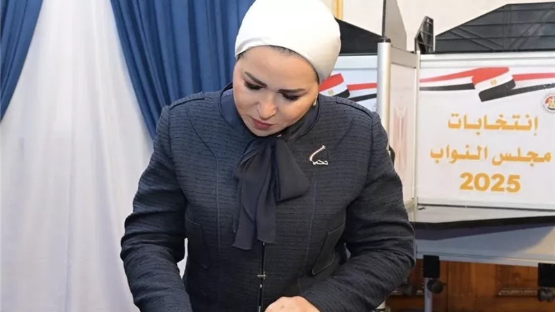 انتصار السيسي تدلي بصوتها في الانتخابات البرلمانية بالمرحلة الثانية لمجلس النواب 2025