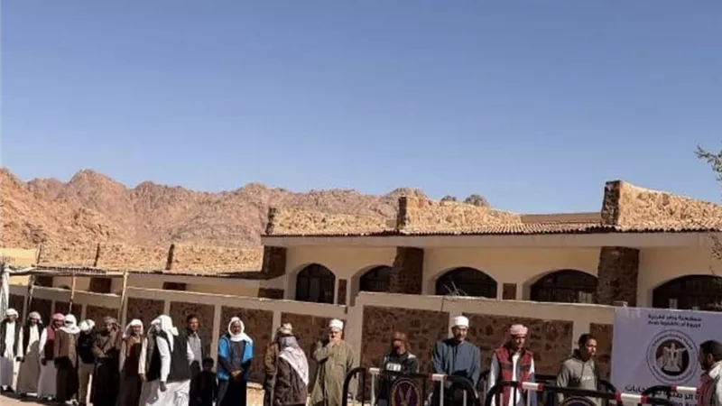 حشود غفيرة باللجان الانتخابية في جنوب سيناء للمشاركة في انتخابات مجلس النواب 2025