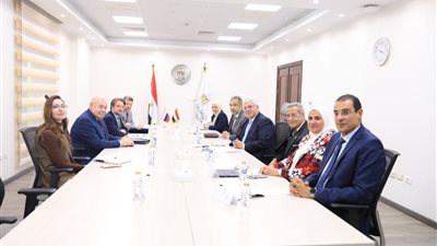 وزير التعليم العالي يبحث فكرة إنشاء مركز بحثي بجامعة برج العرب التكنولوجية