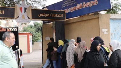 إقبال كثيف من المواطنين على مدرسة الشهيد مصطفى حافظ للمشاركة في انتخابات النواب 2025