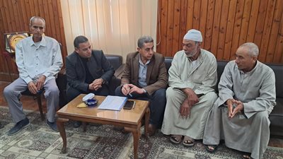 وكيل وزارة الزراعة بكفر الشيخ يستمع لمشكلات المزارعين.. ويوجّه بحلها 