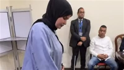 سما المصري تدلي بصوتها في انتخابات مجلس النواب بظهور لافت بالزي الصعيدي