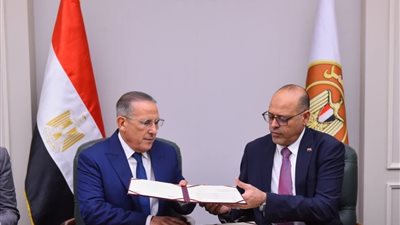 «العمل» والاتحاد المصري للغرف السياحية يوقعان بروتوكولا لتنظيم تصاريح العمل للأجانب بالقطاع السياحي