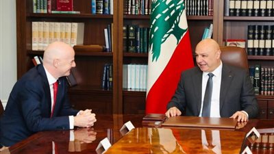 الرئيس اللبناني جوزيف عون يمنح رئيس 