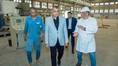 وزير الإنتاج الحربي يتفقد مصنع 100.. ويؤكد توطين التصنيع وزيادة المكون المحلي