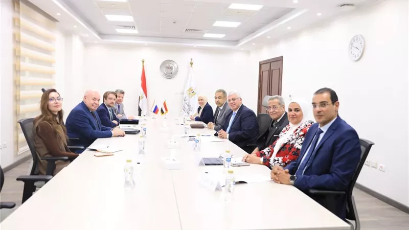 وزير التعليم العالي يبحث فكرة إنشاء مركز بحثي بجامعة برج العرب التكنولوجية