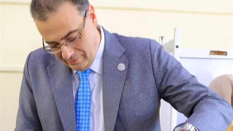 رئيس الجهاز المركزي للتنظيم والإدارة يدلي بصوته في انتخابات النواب 