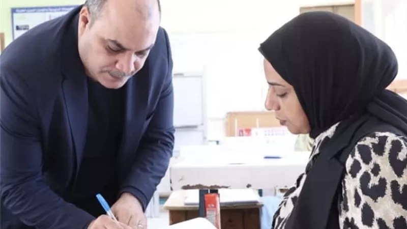 محمد الباز يدلي بصوته في الانتخابات البرلمانية 2025