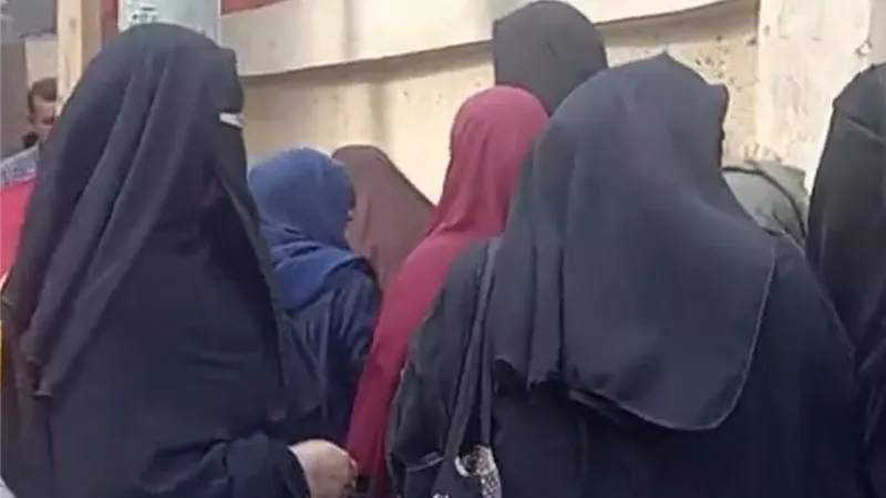 السيدات يتصدرن المشهد أمام اللجان الانتخابية بكفر الشيخ 