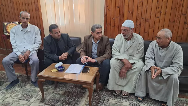 وكيل وزارة الزراعة بكفر الشيخ يستمع لمشكلات المزارعين.. ويوجّه بحلها 