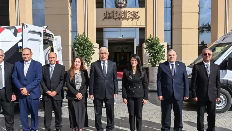 تسليم مركبات ذكية لوزارة التخطيط من النيابة العامة لدعم خدمات المواطنين