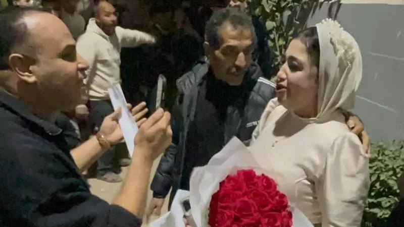 عروسة تترك حفل خطوبتها للإدلاء بصوتها في لجنة السكة الحديد بالإسماعيلية