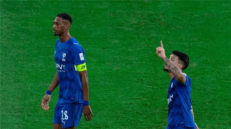 دوري روشن.. الهلال يهرب من فخ الشباب في الشوط الأول 