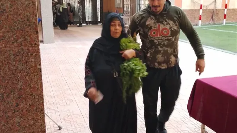 سيدة تدلي بصوتها