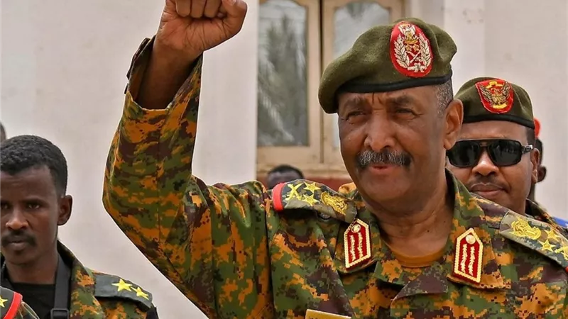البرهان يحذر: السودان على مفترق طرق بين الانهيار والتعافي