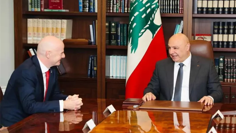 الرئيس اللبناني جوزيف عون يمنح رئيس 