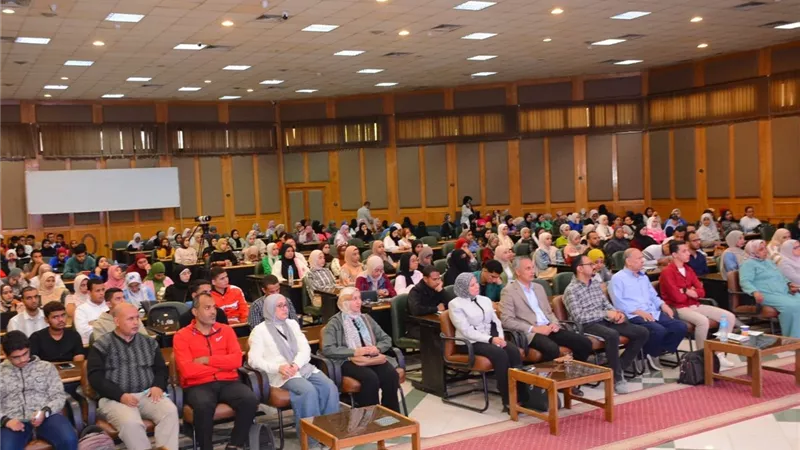 رئيس جامعة أسيوط: حريصون على تطوير قدرات الطلاب وتحفيزهم على إنتاج المعرفة 