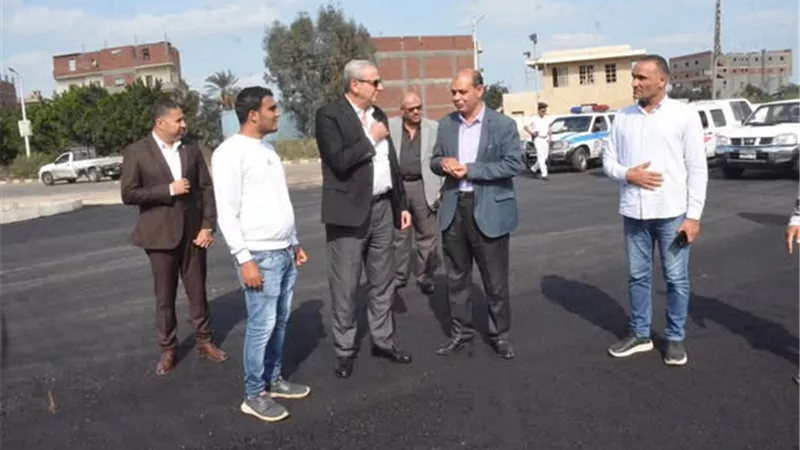 محافظ الغربية يتابع تركيب الإنترلوك بطريق مصرف الزهار بعد الانتهاء من طبقة الأسفلت