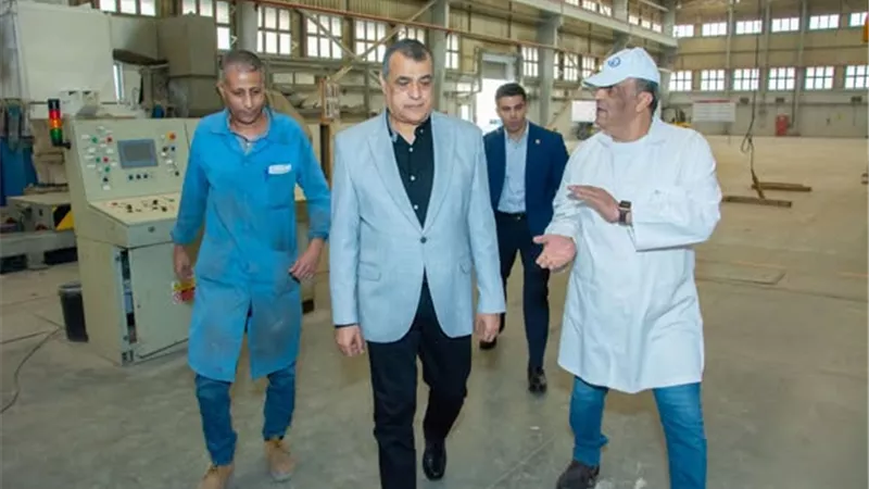 جولة مفاجئة لوزير الإنتاج الحربي لمتابعة مشروعات مصنع 63 الحربي بحلوان