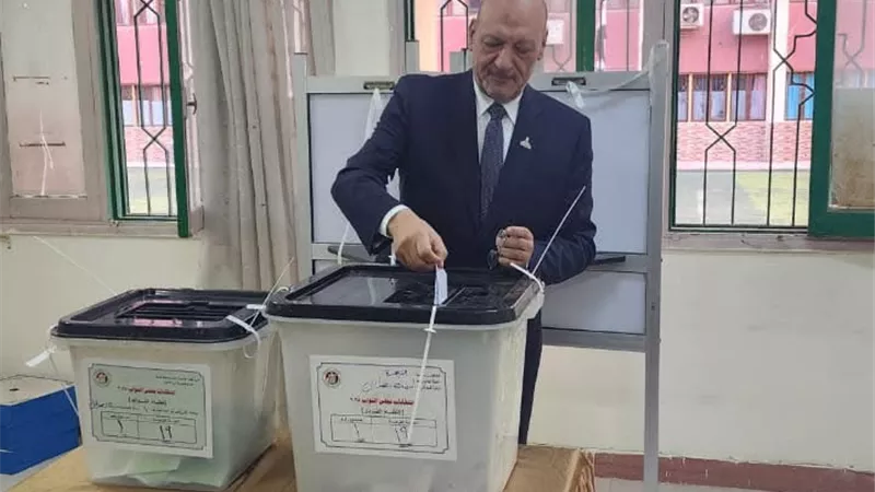 المستشار حسين أبو العطا يدلي بصوته في انتخابات مجلس النواب 2025