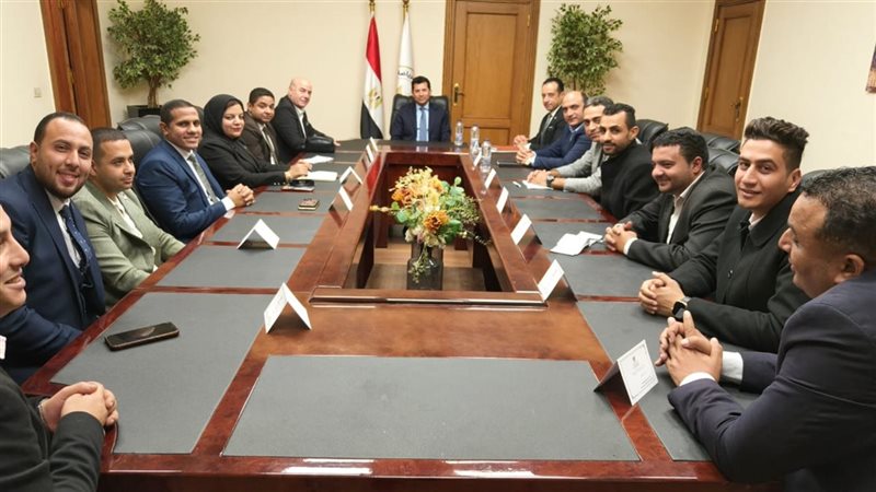 وزير الرياضة يجتمع