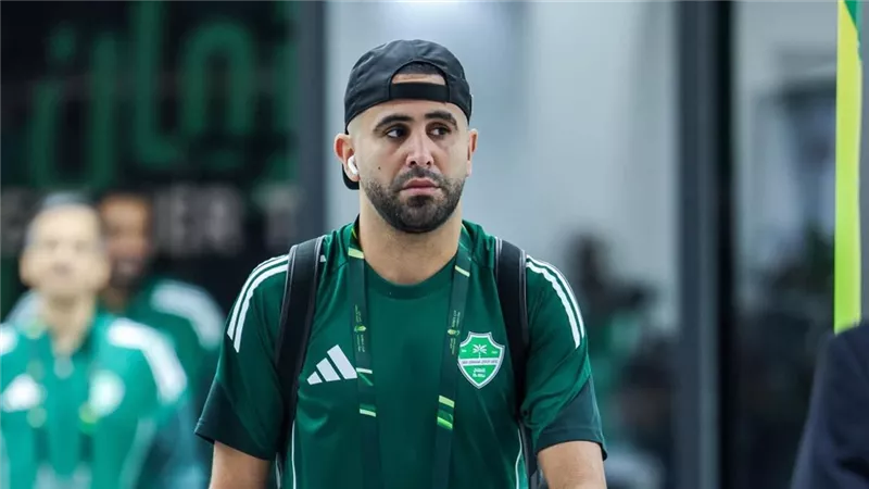 رياض محرز يقود هجوم أهلي جدة أمام القادسية في بطولة كأس الملك 