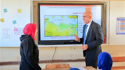 وزير التربية والتعليم يدخل الفصول الدراسية بدمياط.. ويصدم بمستوى الطلاب