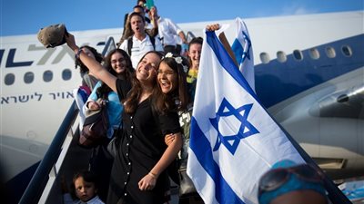 سعيا للهجرة إلى البرتغال آلاف الإسرائيليين يصطفون أمام سفارة البرتغال بتل أبيب 