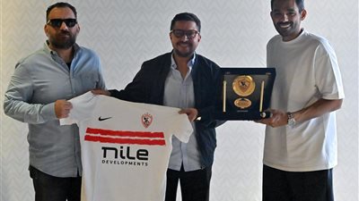درع وقميص الفريق.. هدية الزمالك للقنصل عمر شعيب تقديرًا لدعمه البعثة