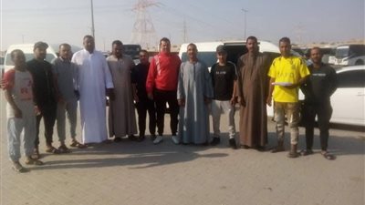 توافد المصريين بالإمارات على السفارة المصرية للمشاركة  في جولة الإعادة بانتخابات مجلس النواب 2025 