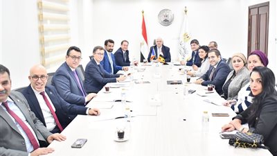 وزير التعليم العالي يناقش مستجدات مشروع حرم الجامعة الفرنسية في مصر