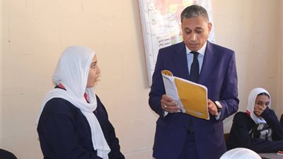 من السابورة للحمامات.. وكيل الوزارة يدهش مدارس جنوب الجيزة بجولة مفاجئة