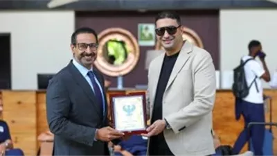المصري البورسعيدي يُهدي درع الفريق لمسئولي السفارة المصرية بزامبيا