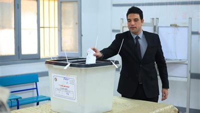 نائب محافظ سوهاج يدلي بصوته في الانتخابات البرلمانية 