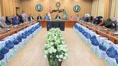 محافظ المنوفية يلتقى 50 حالة إنسانية وذوي الهمم.. ويصرف مساعدات مالية وعينية 