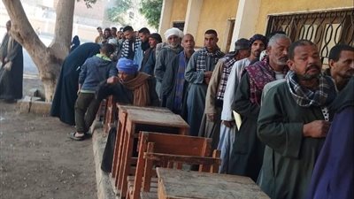 اصطفاف الناخبين بلجنة المعابدة بأسيوط للتصويت في انتخابات مجلس النواب