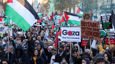 عشرات الآلاف يتظاهرون في لندن دعما لفلسطين.. وضد بيع السلاح لإسرائيل