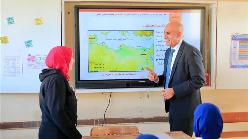 وزير التربية والتعليم يدخل الفصول الدراسية بدمياط.. ويصدم بمستوى الطلاب
