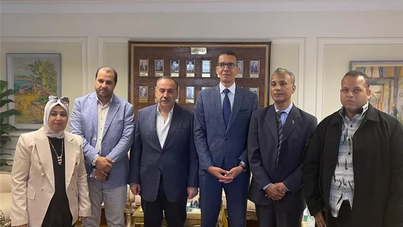 محافظ أسيوط ورئيس الإعلام الداخلي يوافقان على تعزيز حملات التوعية المشتركة
