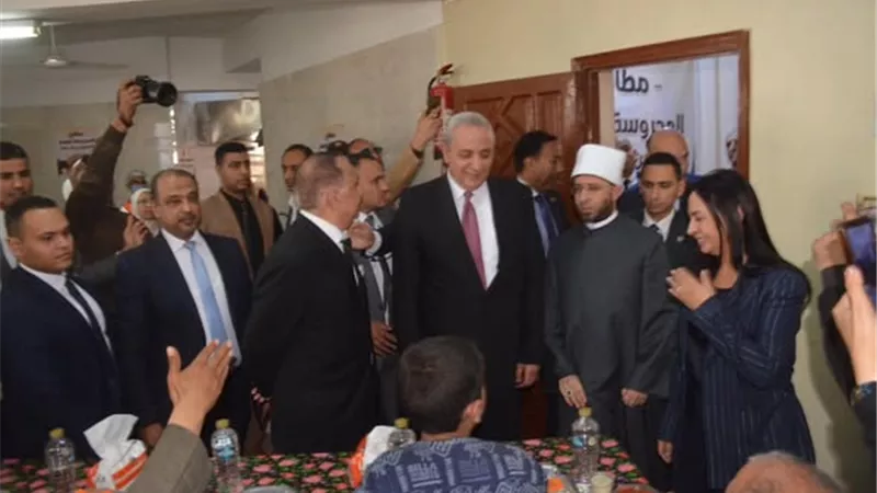 جولة وزارية في مطبخ “المحروسة” بالغربية لمتابعة الإطعام ودعم الأسر الأولى بالرعاية