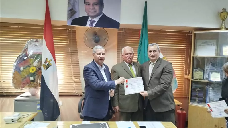 لحظات فرح لا تنسى.. تعليم الشرقية يكرم المتميزين من مديري المدارس والمعلمين بإدارة أولاد صقر