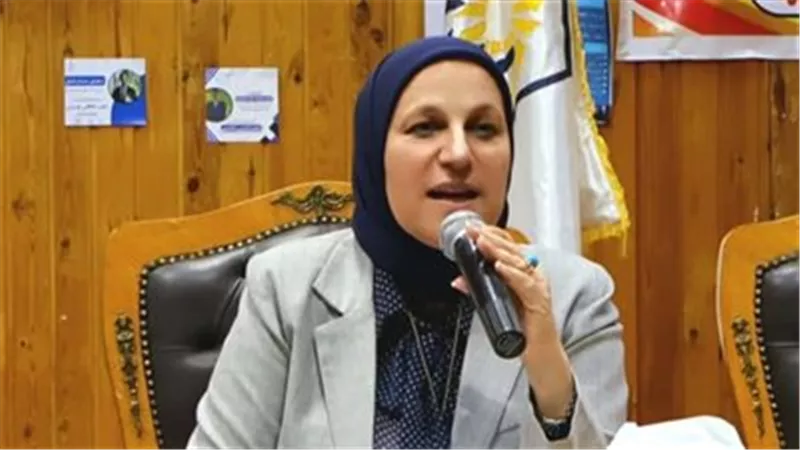 «بعد زيارة الوزير بـ24 ساعة».. مدير تعليم القاهرة تداهم مدارس التبين وتكرم معلمة أشاد بها الوزير