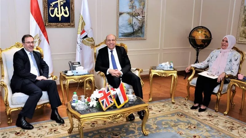 وزير الطيران المدني يبحث مع السفير البريطاني تعزيز الشراكة الاستراتيجية وجذب استثمارات جديدة