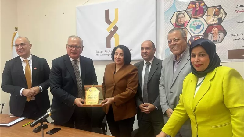 اتحاد الإعلاميين الإفريقي–الآسيوي يكرم ممثلة مسد بالقاهرة بدرع التميز