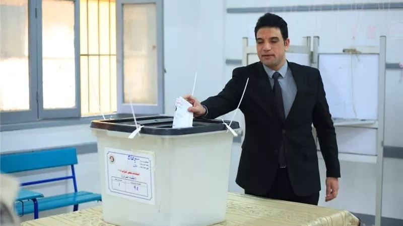 نائب محافظ سوهاج يدلي بصوته في الانتخابات البرلمانية 