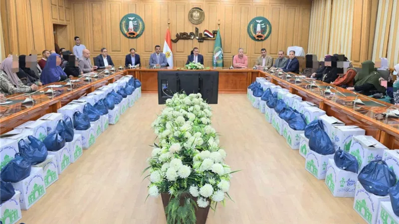 محافظ المنوفية يلتقى 50 حالة إنسانية وذوي الهمم.. ويصرف مساعدات مالية وعينية 