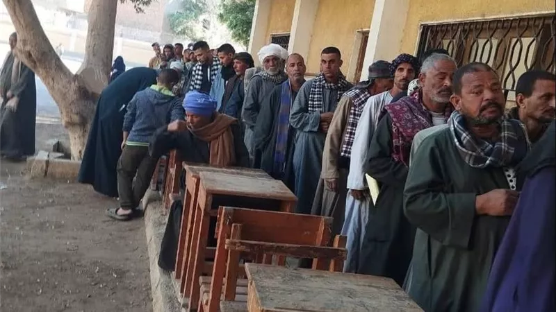 اصطفاف الناخبين بلجنة المعابدة بأسيوط للتصويت في انتخابات مجلس النواب