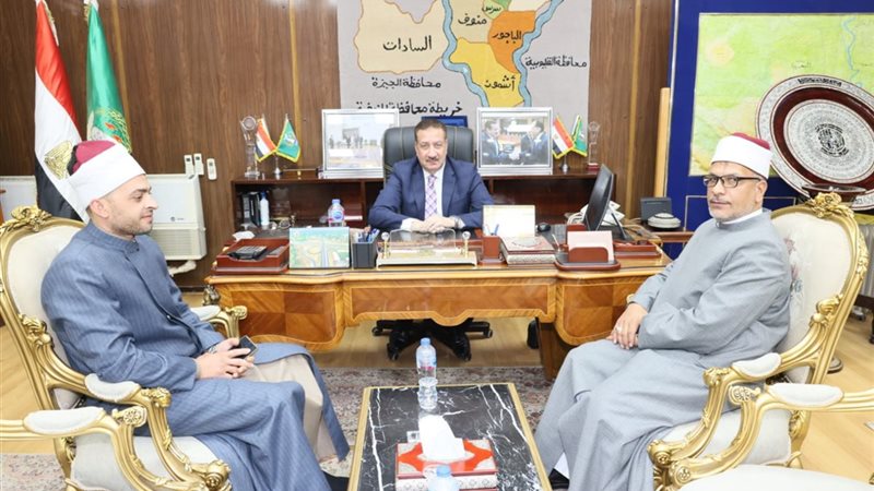 محافظ المنوفية أثناء