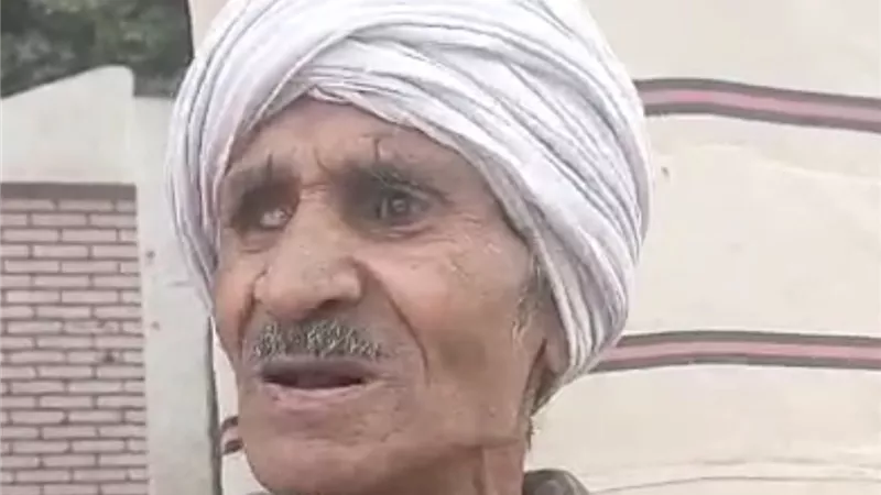 لم يمنعه فقدان البصر من رؤية الوطن.. كفيف يدلي بصوته في انتخابات مجلس النواب بقنا